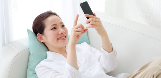 Orang indonesia dalam menggunakan ponsel memiliki waktu 5,5 jam Penggunaan ponsel per hari yang digunakan untuk sosial media, mencari informasi, hingga hiburan yang tentunya kurang produktif. |gambar: mobilemarketingmagazine.com